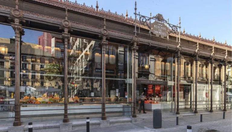 alt="Fachada acristalada del Mercado de San Miguel, Madrid"