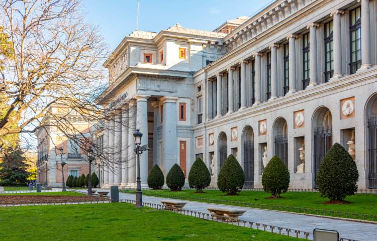 alt="Fachada exterior del Museo del Prado"