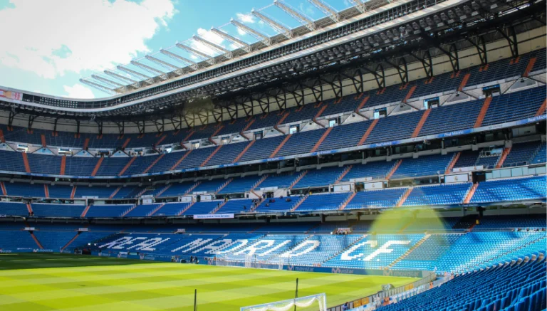 alt="Interior del estadio Santiago Bernabéu, Madrid"